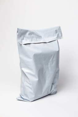 Açık gri mat beyaz arka planda kapalı üst kese.