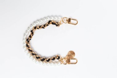 İnci ve siyah örgülü çift dekoratif el çantası zincirinin üst görüntüsü.