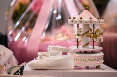 Bebek popolu Pembe ve Altın Atlıkarınca Müzik Kutusu.