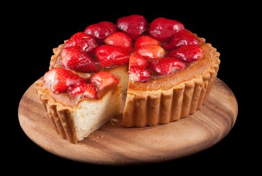 Çilekli pasta izole siyah