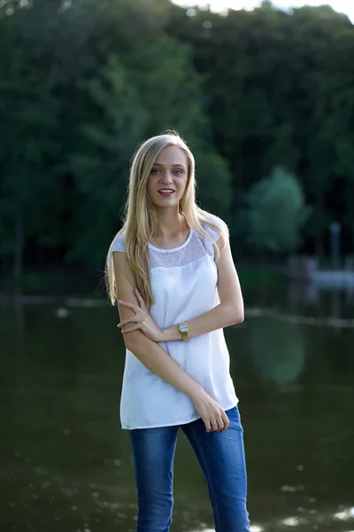 Außenporträt einer schönen blonden Frau — Stockfoto