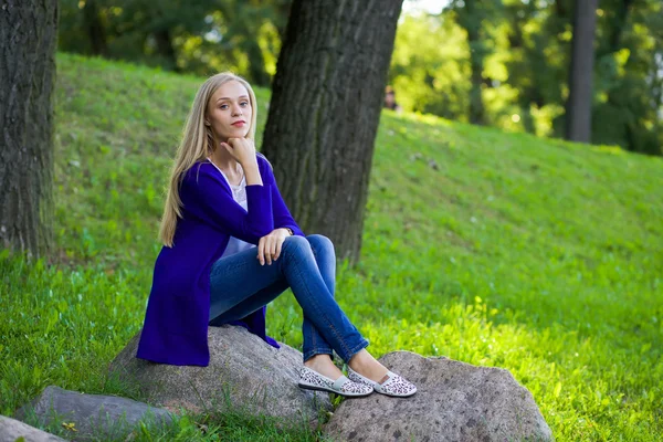 屋外のポートレート、公園に座って美しいブロンドの女の子の — ストック写真