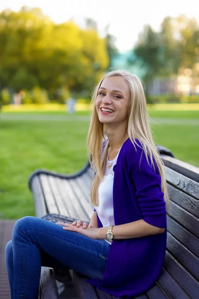 Портрет красивої блондинки в парку. Вона сидить — стокове фото