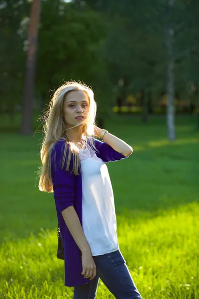 Porträt eines schönen blonden Mädchens am Abend im Park — Stockfoto