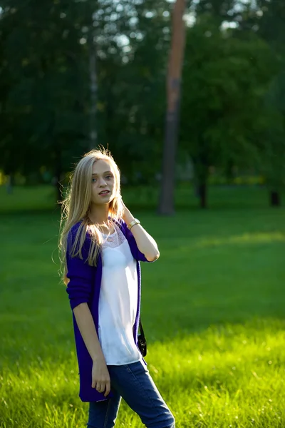Portrét krásné blond dívka v parku — Stock fotografie