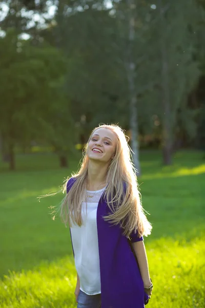 Porträt eines schönen blonden Mädchens am Abend im Park — Stockfoto
