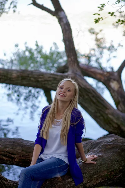 Hübsches blondes Mädchen auf dem großen Wald am Fluss im Park — Stockfoto