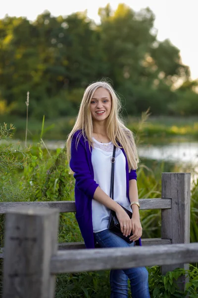 Porträt eines hübschen blonden Mädchens, das im Park spaziert — Stockfoto