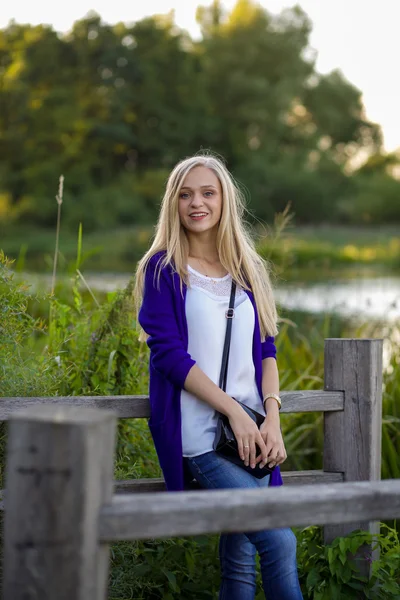 Porträt eines hübschen blonden Mädchens, das im Park spaziert — Stockfoto