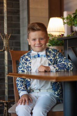 Restoranda oturan sevimli küçük çocuk