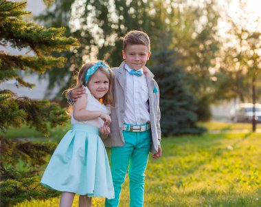 komik güzel çift. Güzellik küçük kız ve erkek birlikte. 