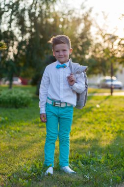 Eğleniyor dışarıda parkta şık bebek çocuk.