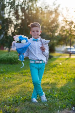 Eğlenmek dışında çiçeklerle parkta şık bebek çocuk.