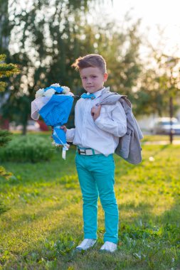 Eğlenmek dışında çiçeklerle parkta şık bebek çocuk.