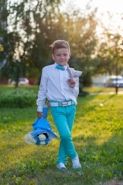 Eğlenmek dışında çiçeklerle parkta şık bebek çocuk.