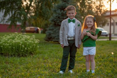 Komik elegantl çift. Güzellik küçük kız ve erkek birlikte. 