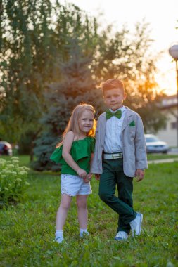 Komik elegantl çift. Güzellik küçük kız ve erkek birlikte. cou