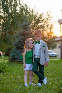 Komik elegantl çift. Güzellik küçük kız ve erkek birlikte. cou