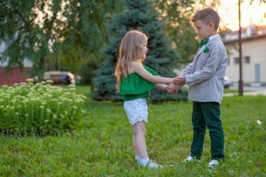 komik güzel çift. Güzellik küçük kız ve erkek birlikte. 