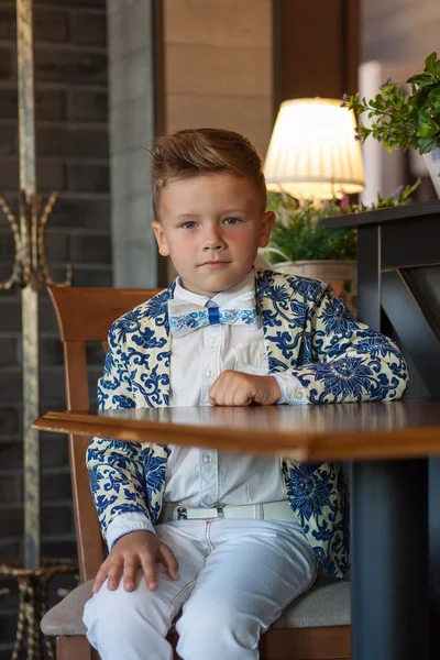 Restoranda oturan sevimli küçük çocuk