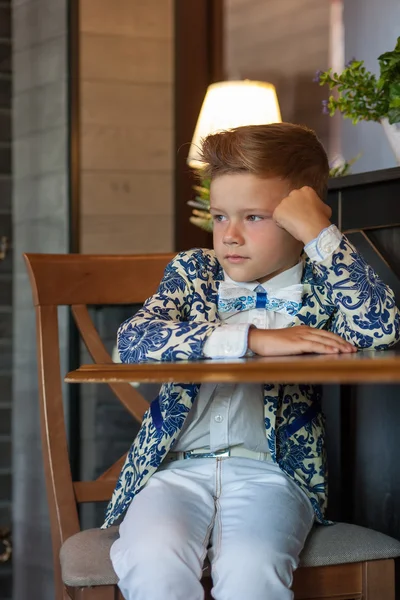 Restoranda oturan sevimli küçük çocuk