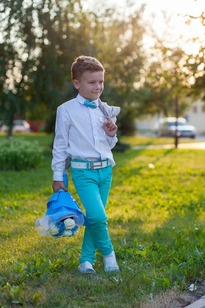 Eğlenmek dışında çiçeklerle parkta şık bebek çocuk.