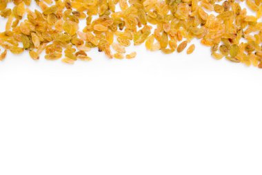 Kuru üzümler beyaz arkaplanda izole