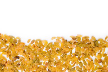 Kuru üzümler beyaz arkaplanda izole