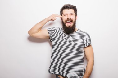 Heyecanlı genç adam gesturing ve beyaz arka plan karşı dururken ağız açık tutmak