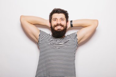 Beyaz arka planda dururken sakallı ve el ele tutuşan ve gülümseyen yakışıklı genç adam