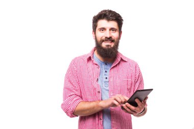 Tablet bilgisayar kullanarak sakallı bir hipster adam portresi ve beyaz bir arka plan üzerinde izole kamera bakmak