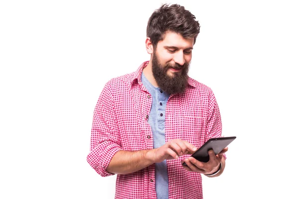 Beyaz arka plan üzerinde dijital tablet ile konsantre sakallı hipster adam — Stok fotoğraf