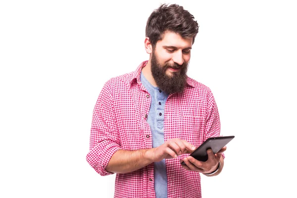 beyaz arka plan üzerinde dijital tablet ile konsantre sakallı hipster adam