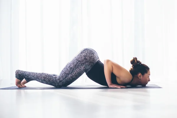 Latihan wanita yoga yang indah di latar belakang ruang latihan. Konsep Yoga . — Stok Foto
