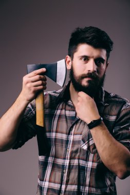 Tıraş balta ile. Kendine güvenen genç sakallı adam büyük bir balta taşıyan