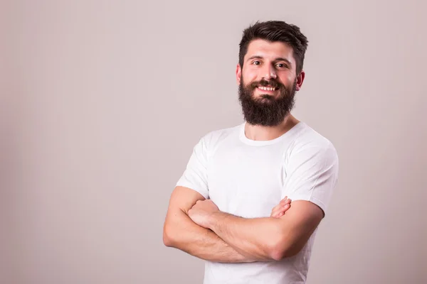 Çapraz elle bardaklarda sakallı adam — Stok fotoğraf