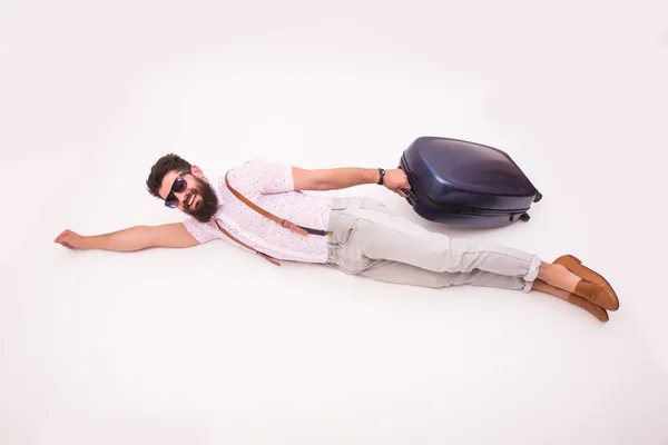 Jeune homme de tourisme créatif pose avec valise — Photo