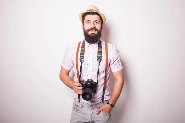 Jovem barbudo treveler homem com fotocâmera — Fotografia de Stock