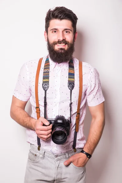 Jeune homme barbu treveler avec appareil photo — Photo