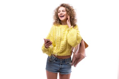 Müzik veya biriyle konuştuğunu kulaklık akıllı telefondan kullanan kız