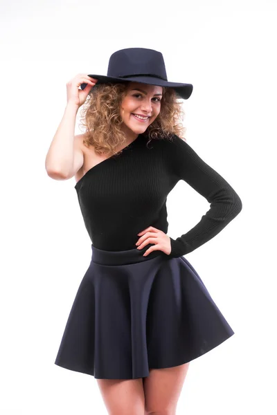 Retrato de mujer elegante en sombrero negro y vestido —  Fotos de Stock