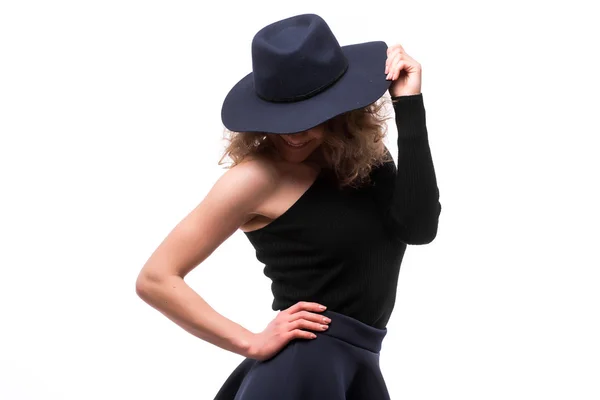 Mujer con pelo rizado en sombrero negro y elegante vestido de noche con estilo —  Fotos de Stock