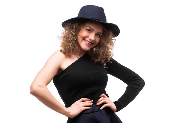 Kvinna med lockigt hår i svart hatt och snygg elegant aftonklänning — Stockfoto