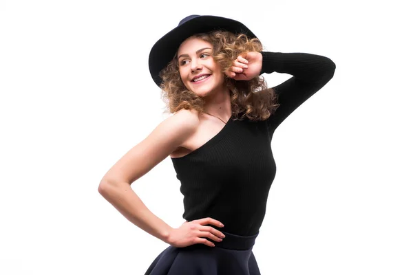 Nő, göndör haj, fekete kalap és stílusos, elegáns estélyi ruha — Stock Fotó