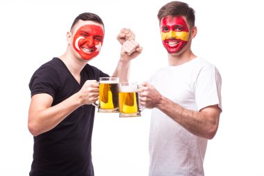 İspanya ve Türkiye futbol taraftarı gri arka planda bira içiyor. 
