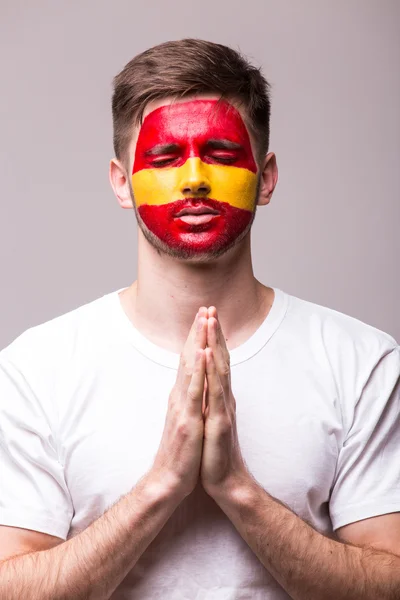 Pray of Spain. Spain football fan pray for game Spain national team on grey background. — 图库照片