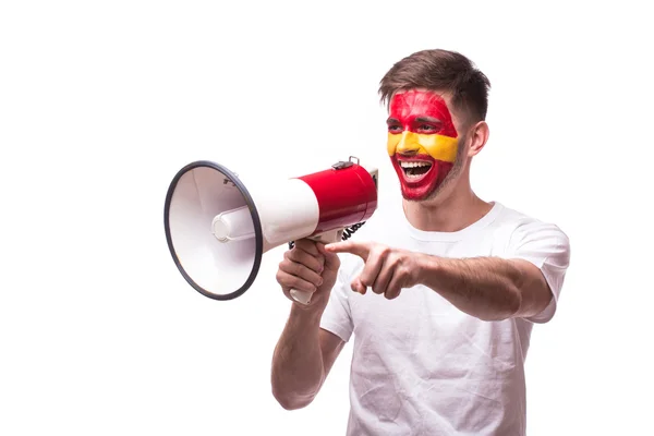 Крик на мегафоне Футбольный фанат Испании в игре поддержки сборной Испании на белом фоне . — стоковое фото