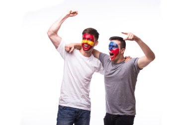 Çek Cumhuriyeti vs İspanya beyaz arka plan üzerinde. Milli takımların futbol taraftarları kutlama, dans ve çığlık.