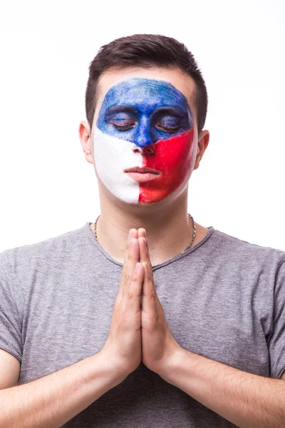 请向捷克共和国祈祷。捷克足球迷在灰色背景下为捷克国家队的比赛祈祷. — 图库照片
