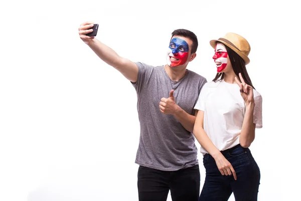 Selfie no telefone de torcedores de futebol checos e croatas em apoio de jogo de equipes nacionais em fundo branco . — Fotografia de Stock